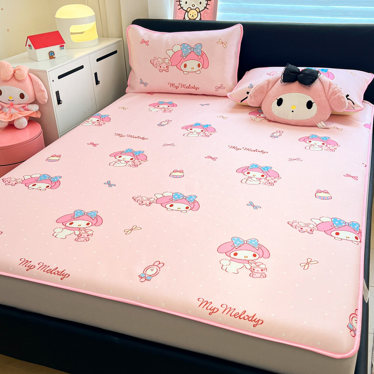 91家纺网 家纺一手货源 找家纺 暮思家居 2026新款三丽鸥正版授权数码印花A类可机洗1200D冰丝凉席三件套平铺款系列 平铺款-蝴蝶结美乐蒂