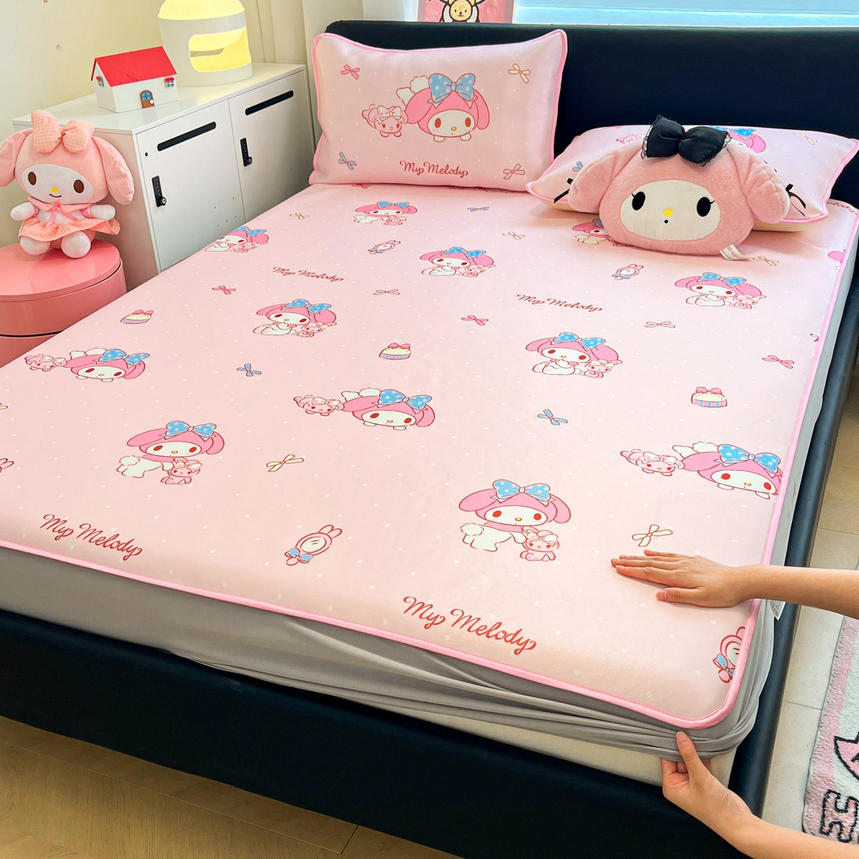 91家纺网 家纺一手货源 找家纺 暮思家居 2026新款三丽鸥正版授权数码印花A类可机洗1200D冰丝凉席三件套平铺款系列 平铺款-蝴蝶结美乐蒂