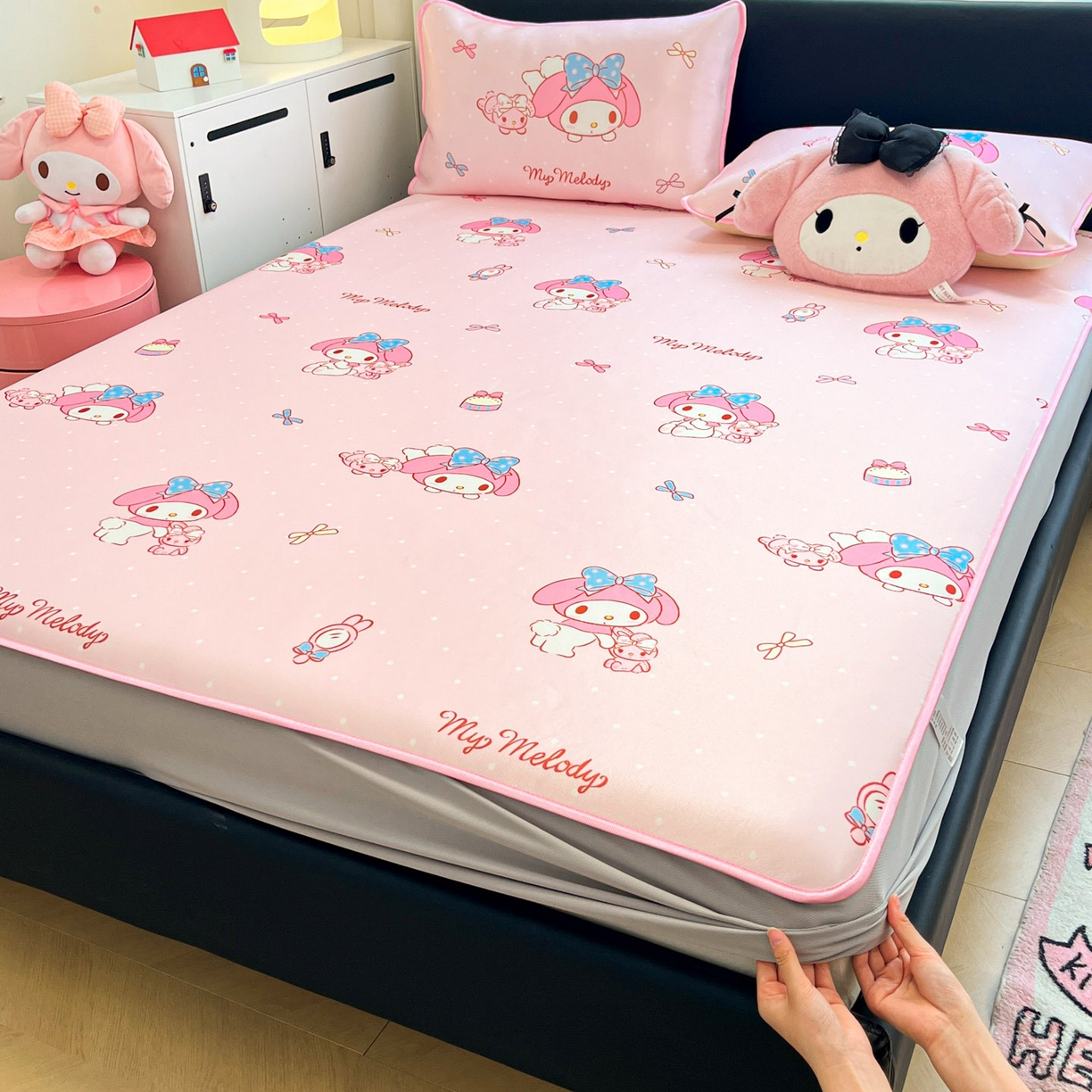 91家纺网 家纺一手货源 找家纺 暮思家居 2026新款三丽鸥正版授权数码印花A类可机洗1200D冰丝凉席三件套平铺款系列 平铺款-蝴蝶结美乐蒂