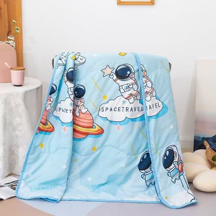 91家纺网 家纺一手货源 找家纺 才森家纺 2026新款亲肤卡通儿童夏被儿童被礼品被赠品直播间热款夏凉被小被子 宇宙飞船