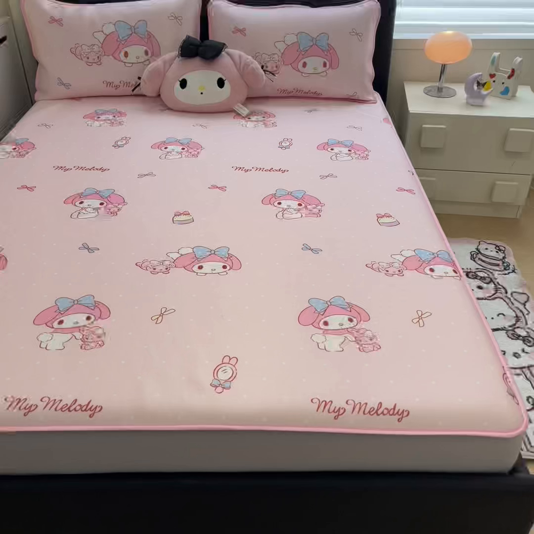 91家纺网 家纺一手货源 找家纺 暮思家居 2026新款三丽鸥正版授权数码印花A类可机洗1200D冰丝凉席三件套平铺款系列 平铺款-蝴蝶结美乐蒂