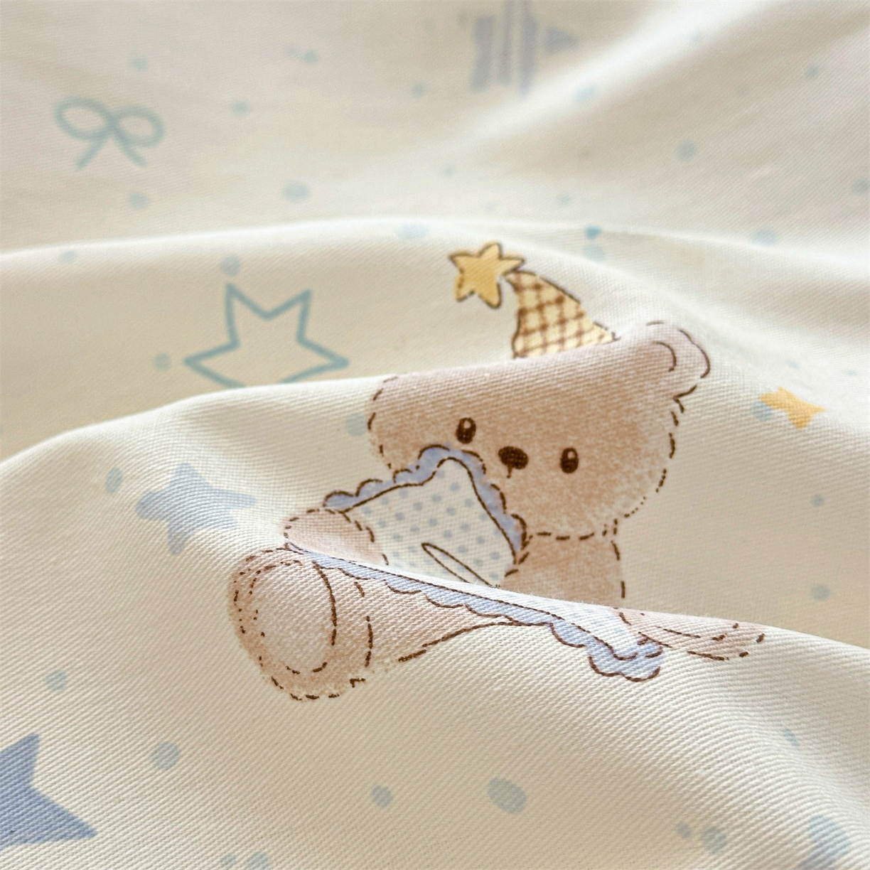 91家纺网 家纺一手货源 找家纺 优眠坊 2026春夏新款全棉印花卡通单床笠 酣睡熊