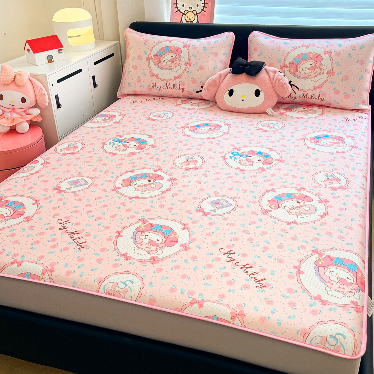 91家纺网 家纺一手货源 找家纺 暮思家居 2026新款三丽鸥正版授权数码印花A类可机洗1200D冰丝凉席三件套平铺款系列 平铺款-花花美乐蒂