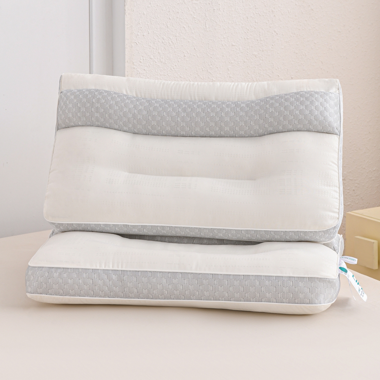 91家纺网 家纺一手货源 找家纺 爱来伊家纺 2026新款牵引舒缓枕枕头枕芯 牵引舒缓枕-灰