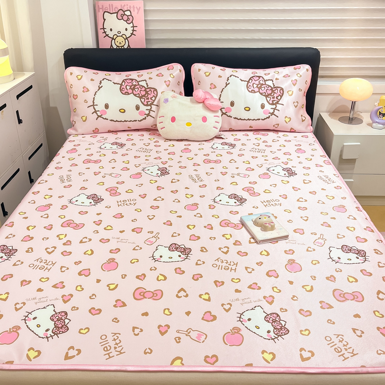 91家纺网 家纺一手货源 找家纺 暮思家居 2026新款三丽鸥正版授权数码印花A类可机洗1200D冰丝凉席三件套平铺款系列 平铺款-凯蒂乐园