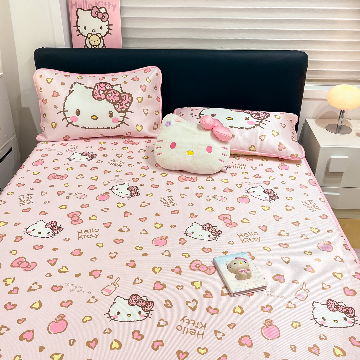 91家纺网 家纺一手货源 找家纺 暮思家居 2026新款三丽鸥正版授权数码印花A类可机洗1200D冰丝凉席三件套平铺款系列 平铺款-凯蒂乐园