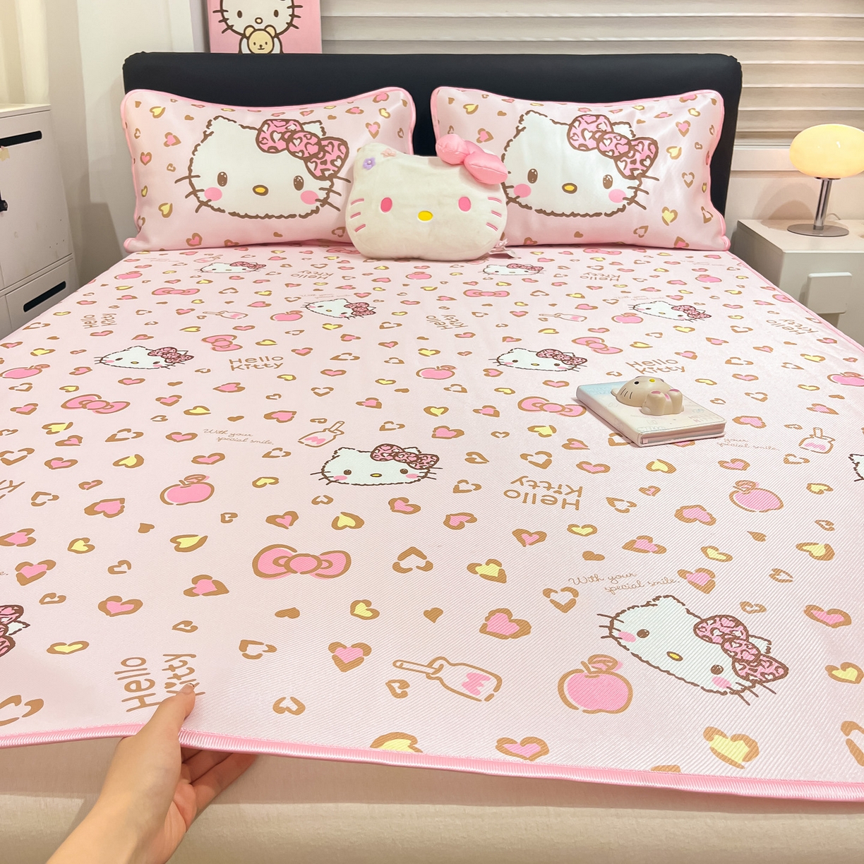 91家纺网 家纺一手货源 找家纺 暮思家居 2026新款三丽鸥正版授权数码印花A类可机洗1200D冰丝凉席三件套平铺款系列 平铺款-凯蒂乐园