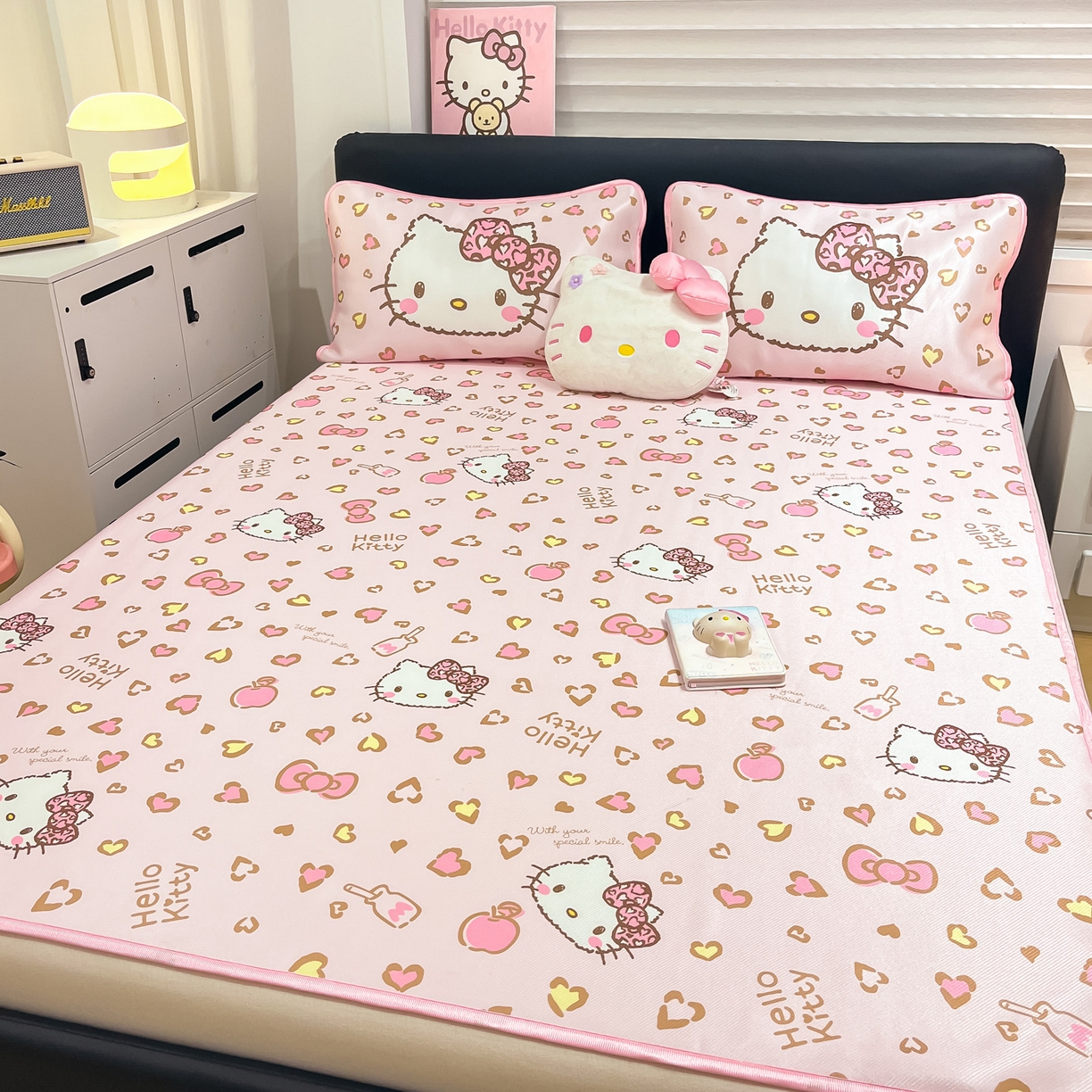 91家纺网 家纺一手货源 找家纺 暮思家居 2026新款三丽鸥正版授权数码印花A类可机洗1200D冰丝凉席三件套平铺款系列 平铺款-凯蒂乐园