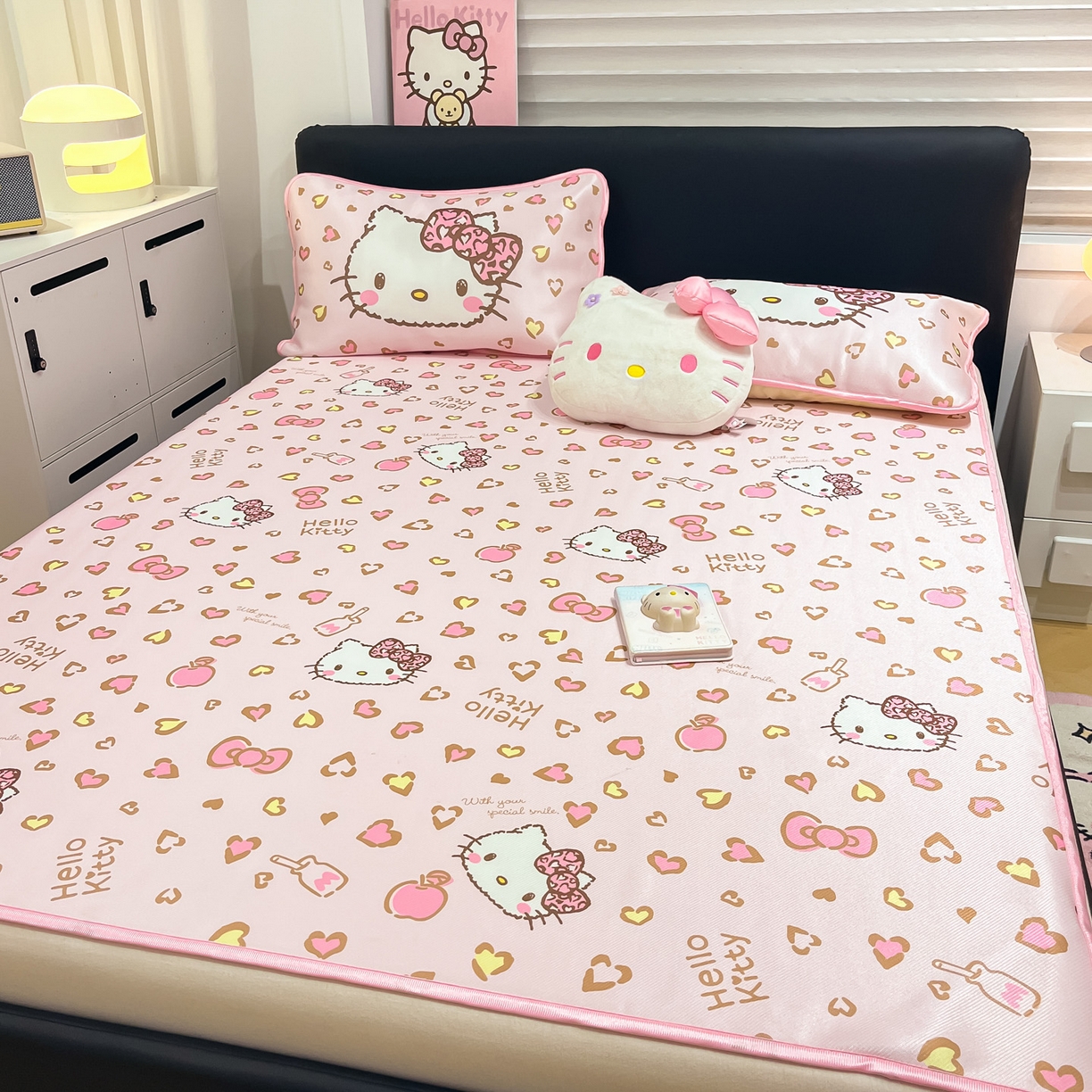 91家纺网 家纺一手货源 找家纺 暮思家居 2026新款三丽鸥正版授权数码印花A类可机洗1200D冰丝凉席三件套平铺款系列 平铺款-凯蒂乐园