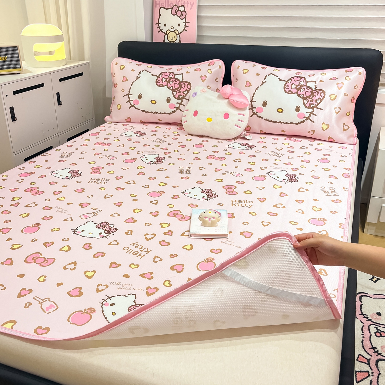 91家纺网 家纺一手货源 找家纺 暮思家居 2026新款三丽鸥正版授权数码印花A类可机洗1200D冰丝凉席三件套平铺款系列 平铺款-凯蒂乐园