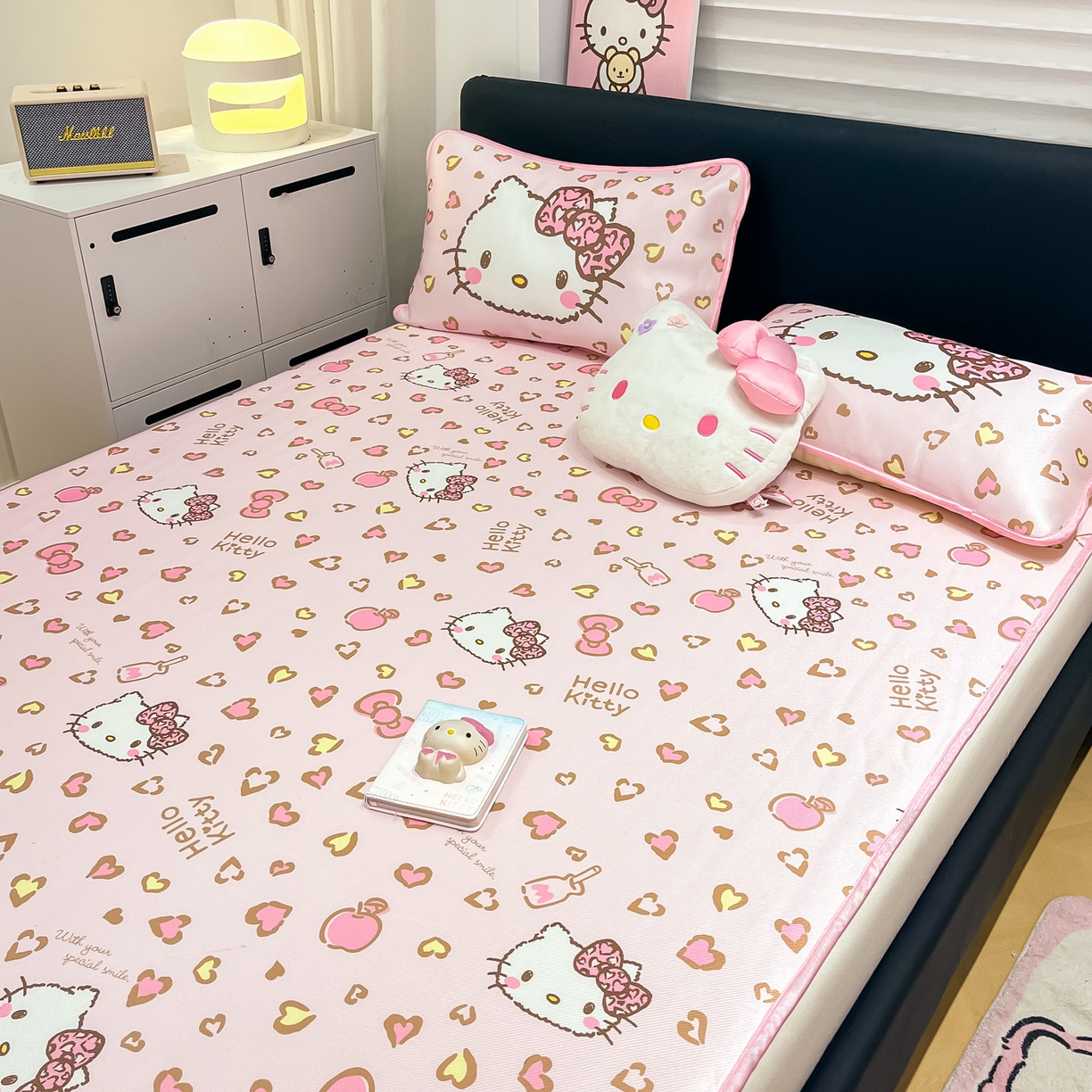 91家纺网 家纺一手货源 找家纺 暮思家居 2026新款三丽鸥正版授权数码印花A类可机洗1200D冰丝凉席三件套平铺款系列 平铺款-凯蒂乐园