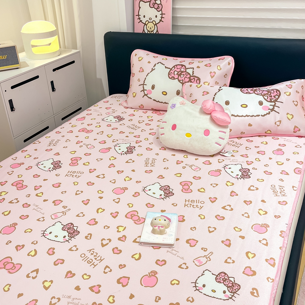 91家纺网 家纺一手货源 找家纺 暮思家居 2026新款三丽鸥正版授权数码印花A类可机洗1200D冰丝凉席三件套平铺款系列 平铺款-凯蒂乐园