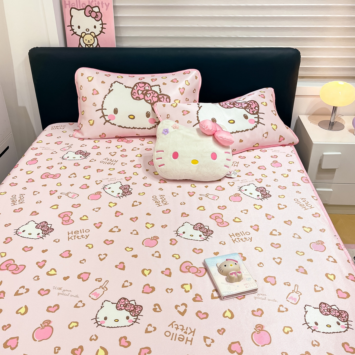 91家纺网 家纺一手货源 找家纺 暮思家居 2026新款三丽鸥正版授权数码印花A类可机洗1200D冰丝凉席三件套平铺款系列 平铺款-凯蒂乐园