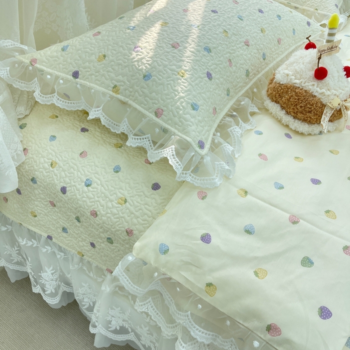 91家纺网 家纺一手货源 找家纺 禧瑞谷 2025新款双层花边纯棉床盖雪纺蕾丝款纯棉床盖四件套 七彩草莓