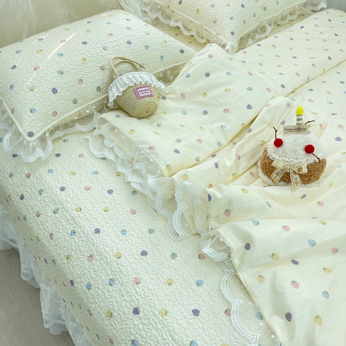 91家纺网 家纺一手货源 找家纺 禧瑞谷 2025新款双层花边纯棉床盖雪纺蕾丝款纯棉床盖四件套 七彩草莓