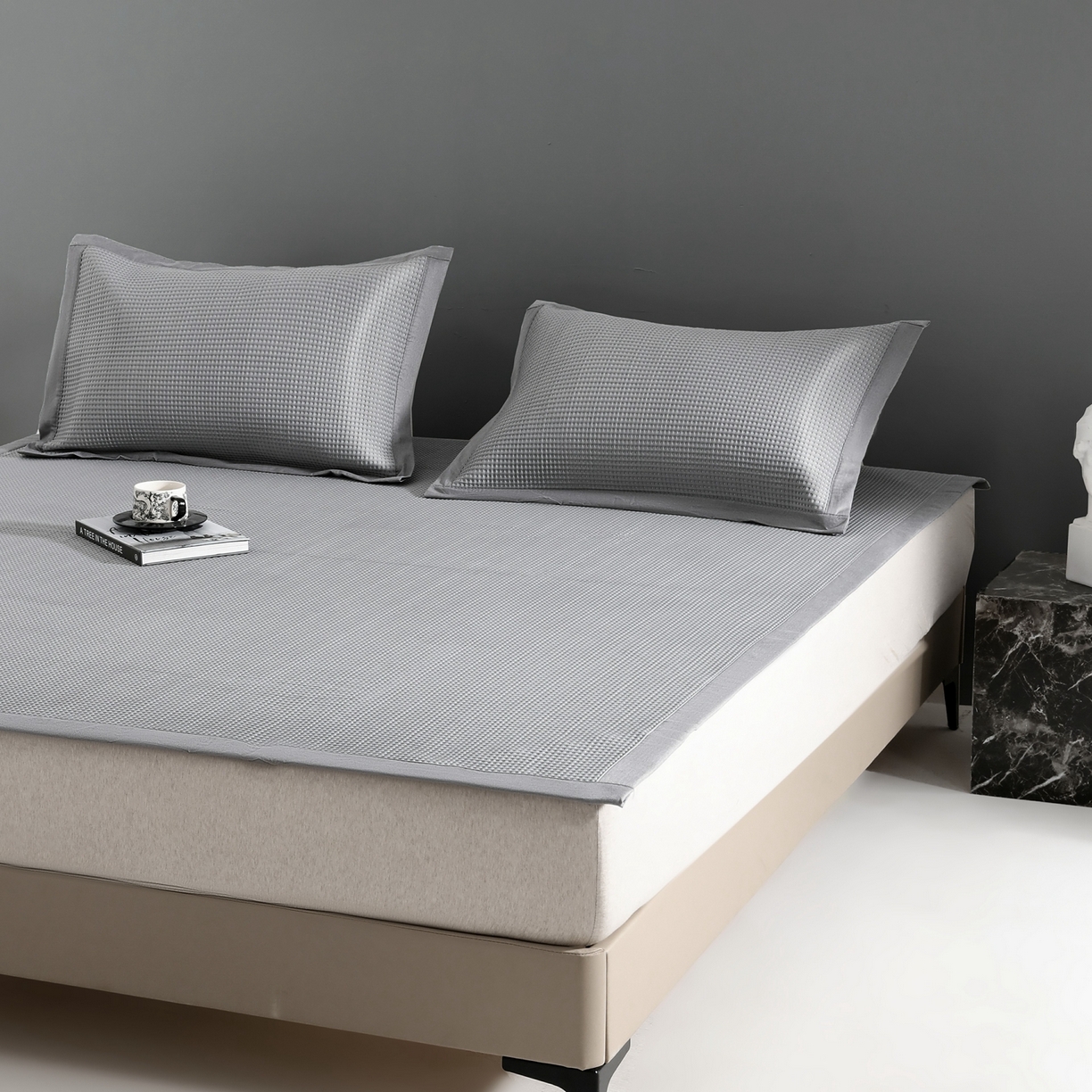 91家纺网 家纺一手货源 找家纺 耀悦家纺 2026款100%乙纶凉席pe凉感华夫格凉席加厚三明治三件套床笠床席子枕套 华夫格-灰色床席款