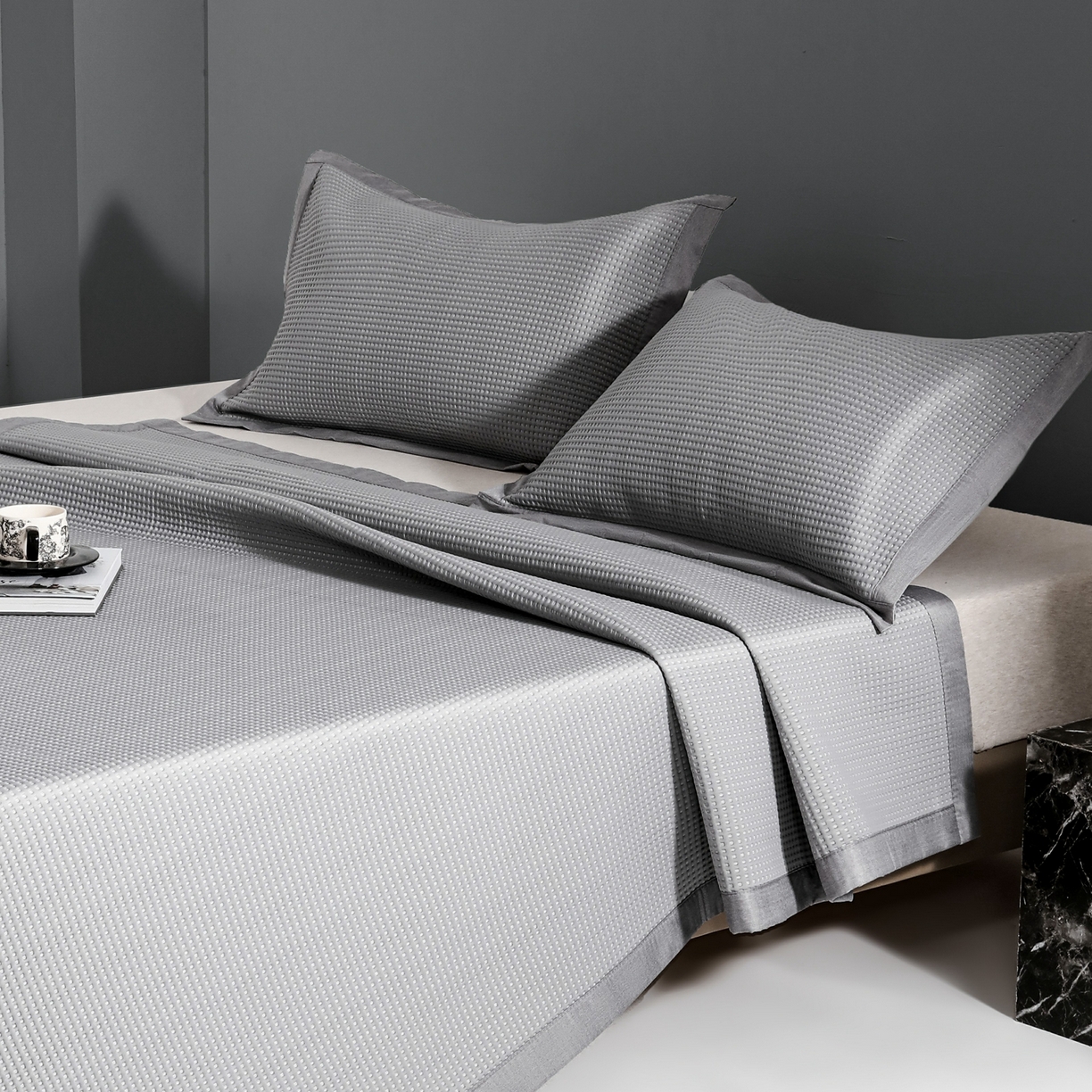 91家纺网 家纺一手货源 找家纺 耀悦家纺 2026款100%乙纶凉席pe凉感华夫格凉席加厚三明治三件套床笠床席子枕套 华夫格-灰色床席款