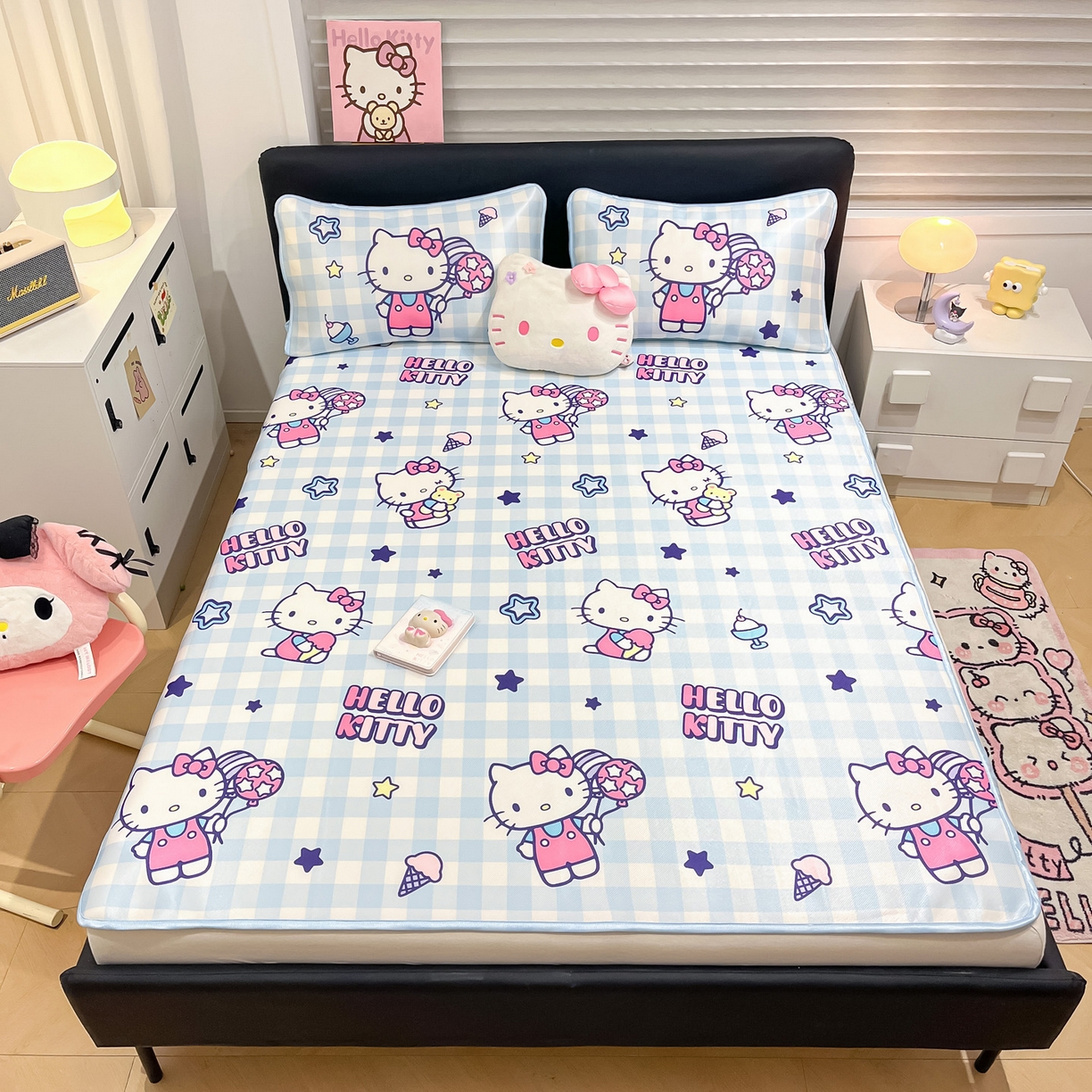 91家纺网 家纺一手货源 找家纺 暮思家居 2026新款三丽鸥正版授权数码印花A类可机洗1200D冰丝凉席三件套平铺款系列 平铺款-蓝格KT