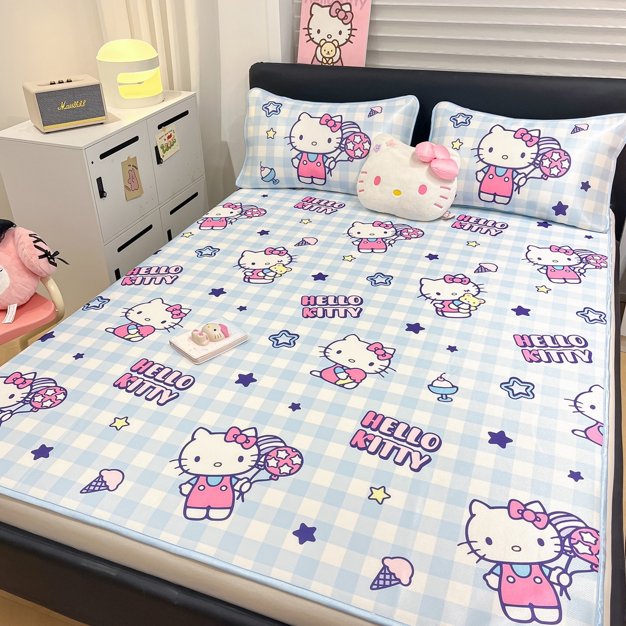 91家纺网 家纺一手货源 找家纺 暮思家居 2026新款三丽鸥正版授权数码印花A类可机洗1200D冰丝凉席三件套平铺款系列 平铺款-蓝格KT