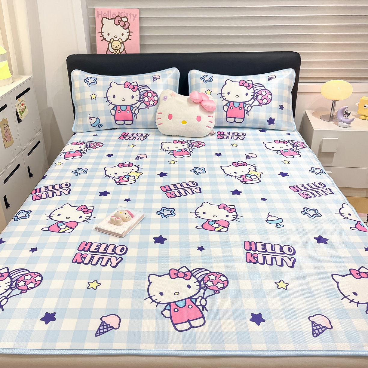 91家纺网 家纺一手货源 找家纺 暮思家居 2026新款三丽鸥正版授权数码印花A类可机洗1200D冰丝凉席三件套平铺款系列 平铺款-蓝格KT