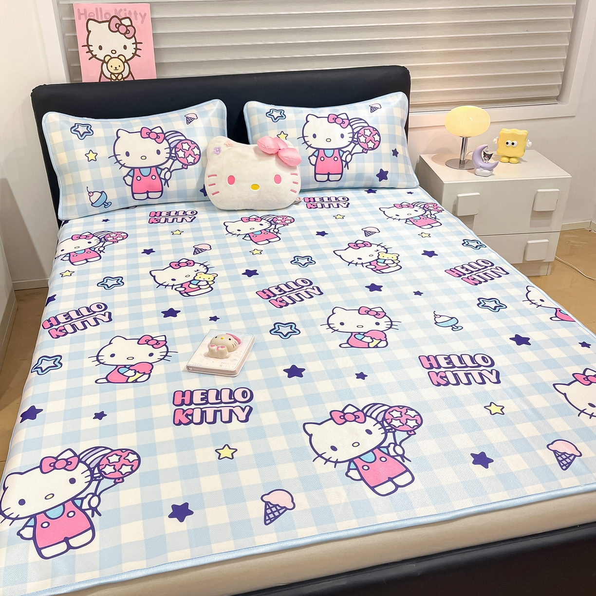 91家纺网 家纺一手货源 找家纺 暮思家居 2026新款三丽鸥正版授权数码印花A类可机洗1200D冰丝凉席三件套平铺款系列 平铺款-蓝格KT