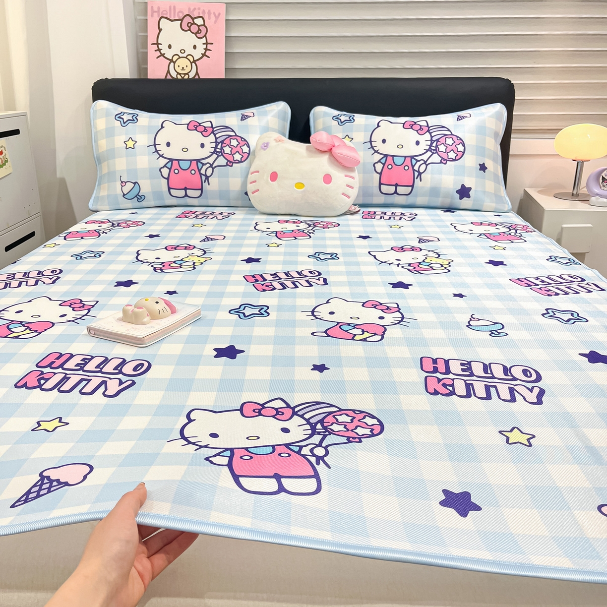 91家纺网 家纺一手货源 找家纺 暮思家居 2026新款三丽鸥正版授权数码印花A类可机洗1200D冰丝凉席三件套平铺款系列 平铺款-蓝格KT