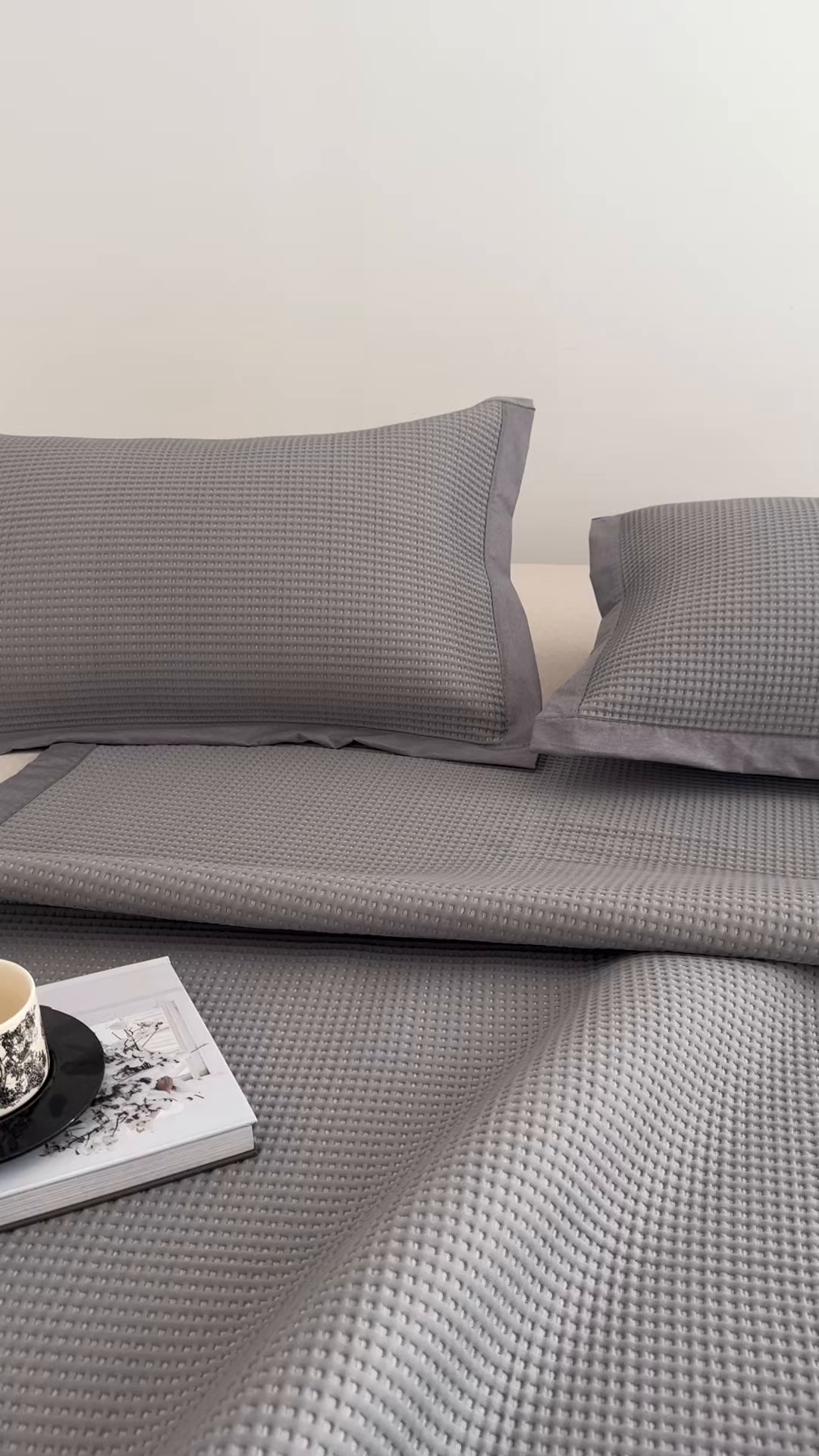 91家纺网 家纺一手货源 找家纺 耀悦家纺 2026款100%乙纶凉席pe凉感华夫格凉席加厚三明治三件套床笠床席子枕套 华夫格-灰色床席款