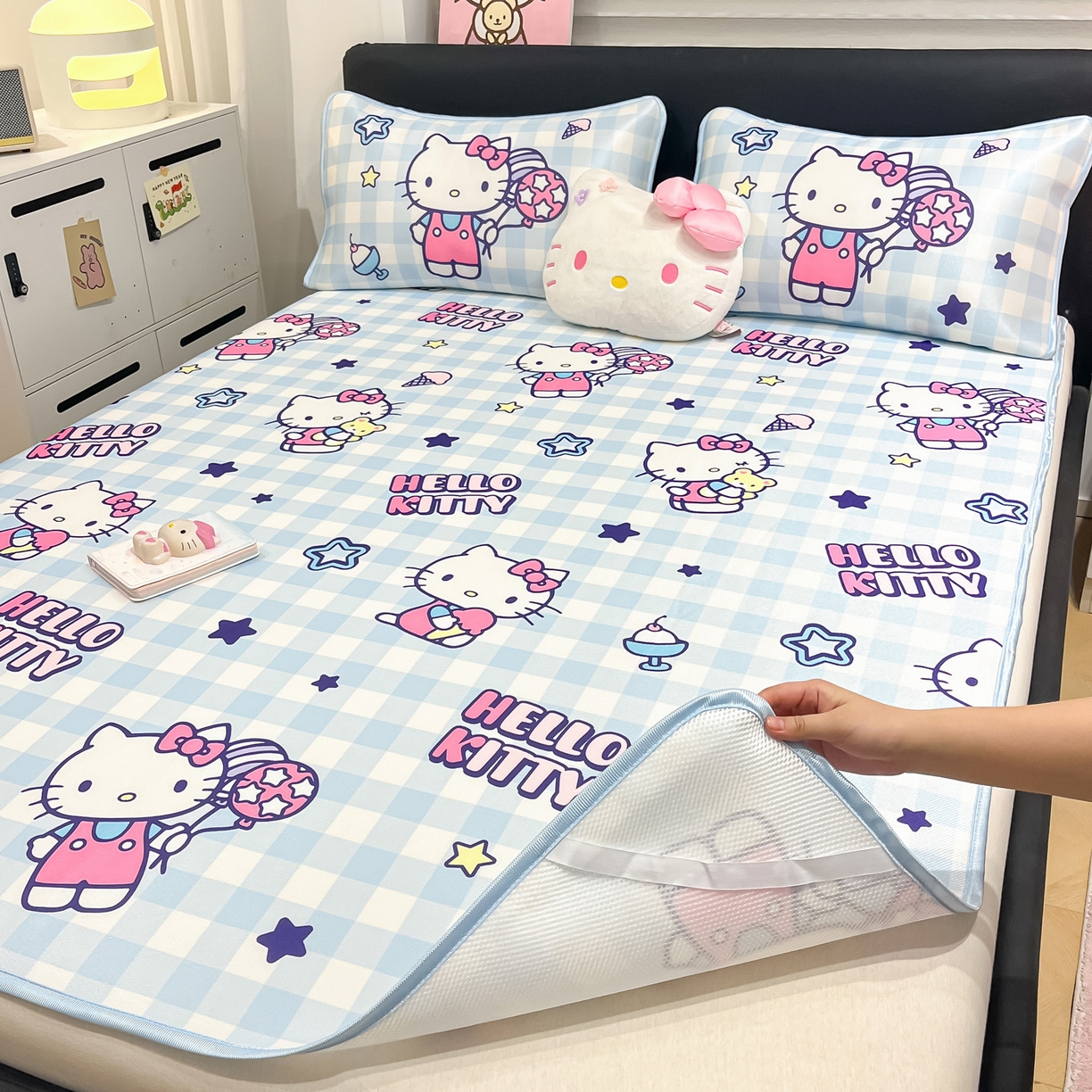 91家纺网 家纺一手货源 找家纺 暮思家居 2026新款三丽鸥正版授权数码印花A类可机洗1200D冰丝凉席三件套平铺款系列 平铺款-蓝格KT