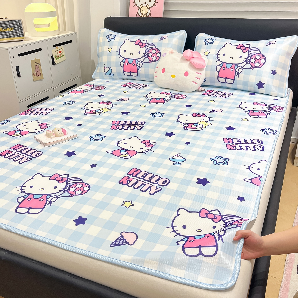 91家纺网 家纺一手货源 找家纺 暮思家居 2026新款三丽鸥正版授权数码印花A类可机洗1200D冰丝凉席三件套平铺款系列 平铺款-蓝格KT