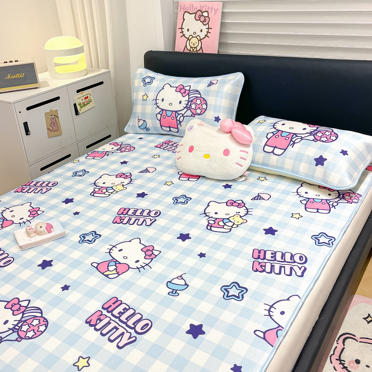 91家纺网 家纺一手货源 找家纺 暮思家居 2026新款三丽鸥正版授权数码印花A类可机洗1200D冰丝凉席三件套平铺款系列 平铺款-蓝格KT