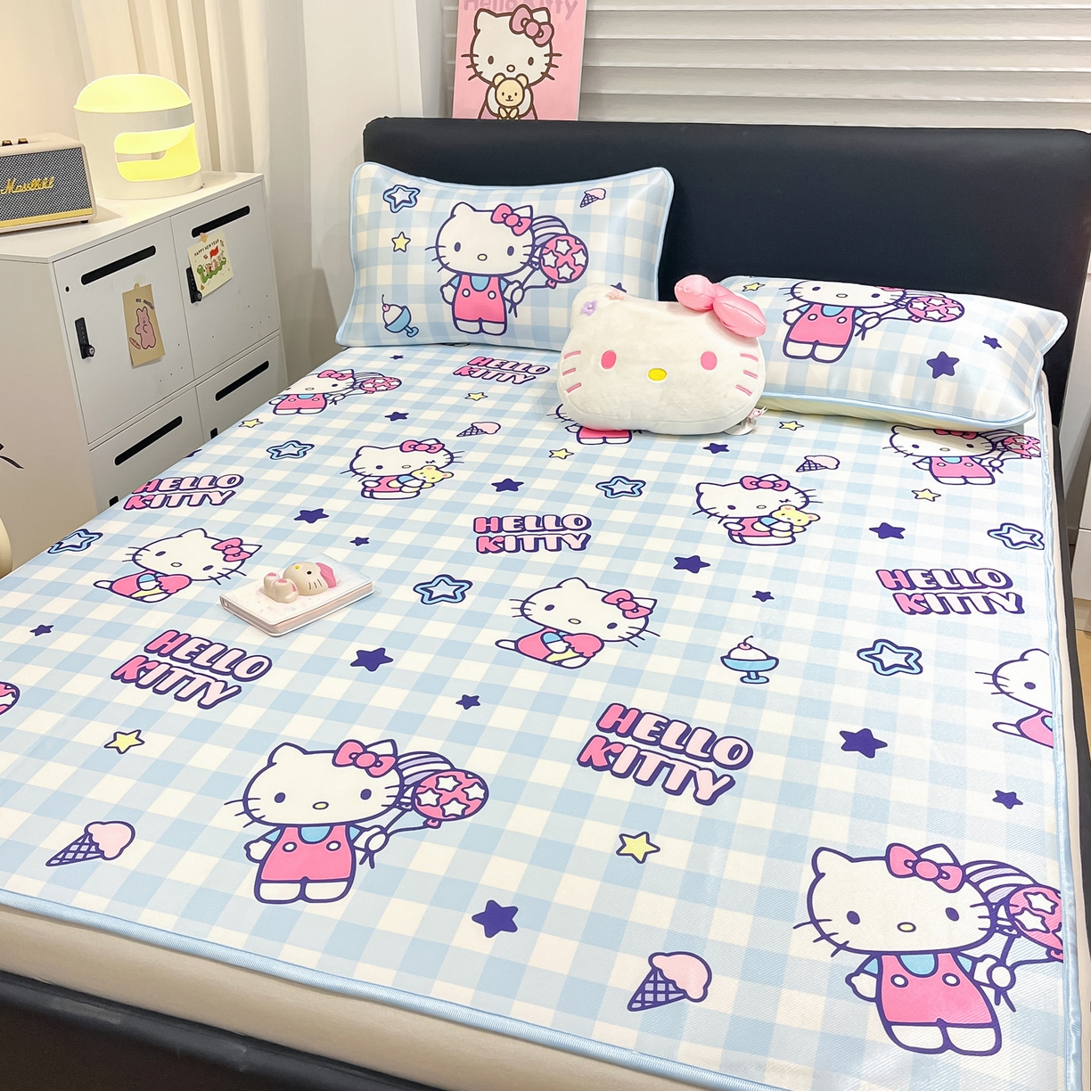 91家纺网 家纺一手货源 找家纺 暮思家居 2026新款三丽鸥正版授权数码印花A类可机洗1200D冰丝凉席三件套平铺款系列 平铺款-蓝格KT