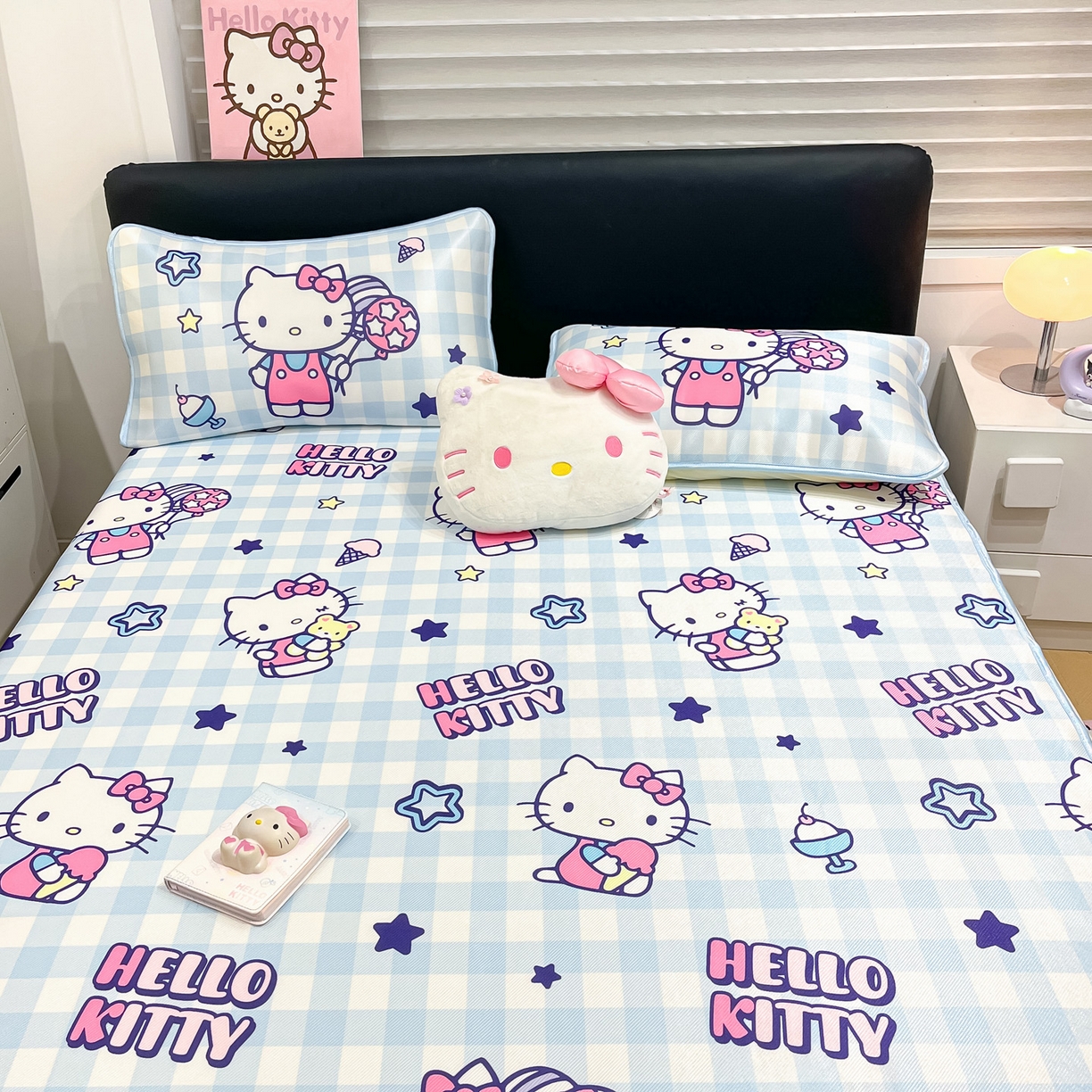 91家纺网 家纺一手货源 找家纺 暮思家居 2026新款三丽鸥正版授权数码印花A类可机洗1200D冰丝凉席三件套平铺款系列 平铺款-蓝格KT