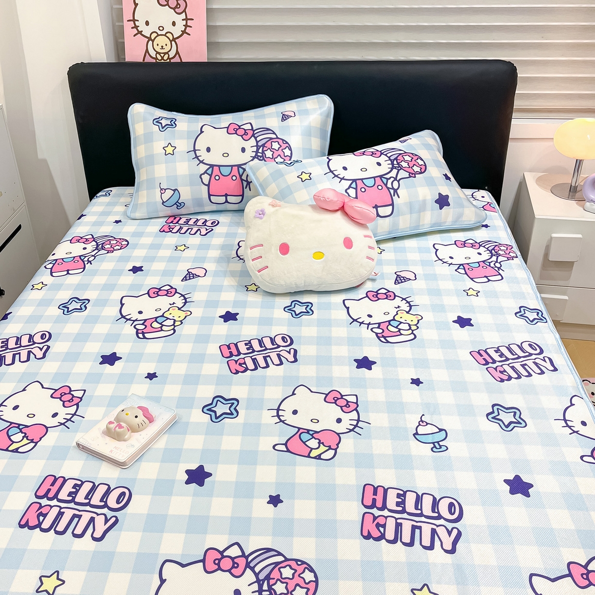 91家纺网 家纺一手货源 找家纺 暮思家居 2026新款三丽鸥正版授权数码印花A类可机洗1200D冰丝凉席三件套平铺款系列 平铺款-蓝格KT