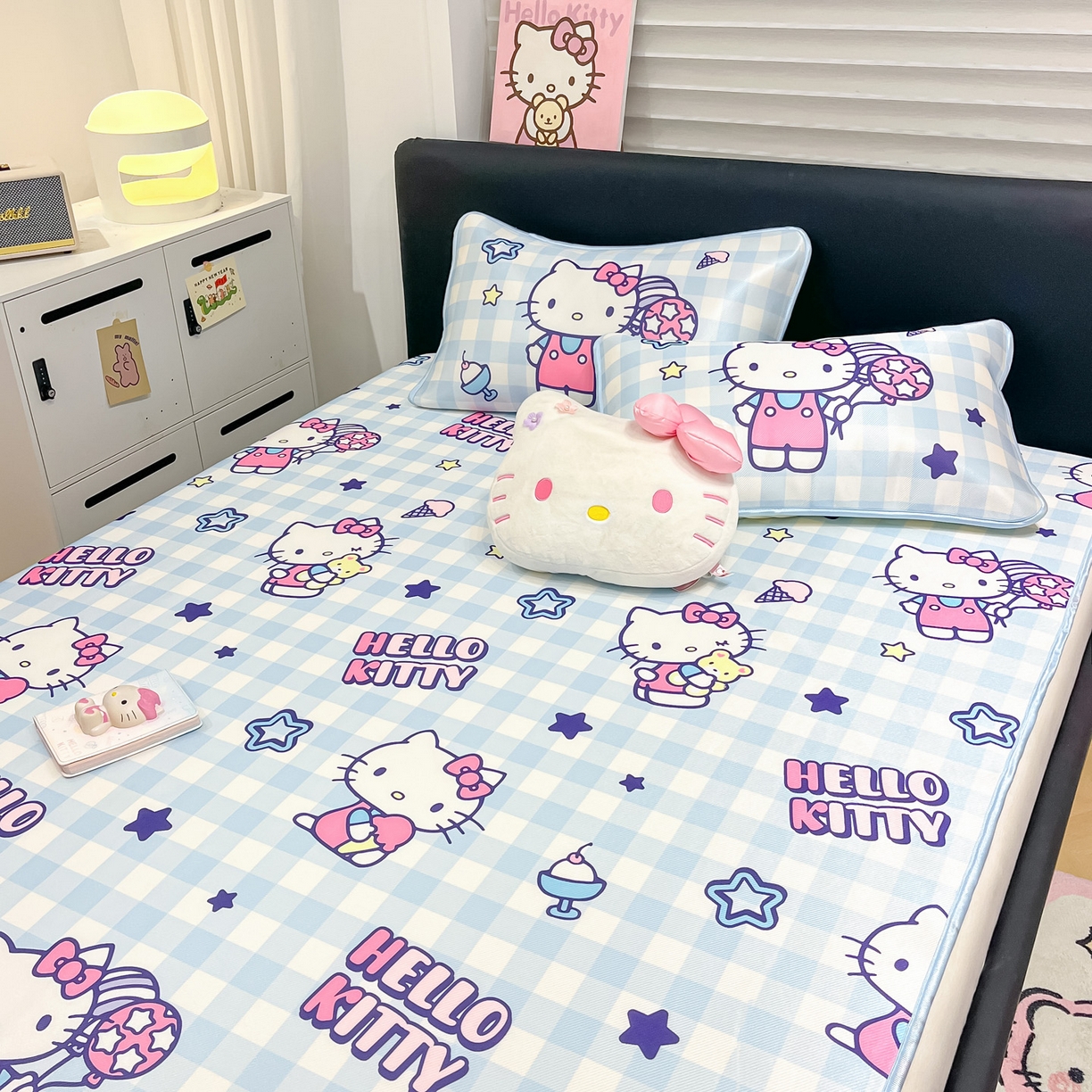 91家纺网 家纺一手货源 找家纺 暮思家居 2026新款三丽鸥正版授权数码印花A类可机洗1200D冰丝凉席三件套平铺款系列 平铺款-蓝格KT