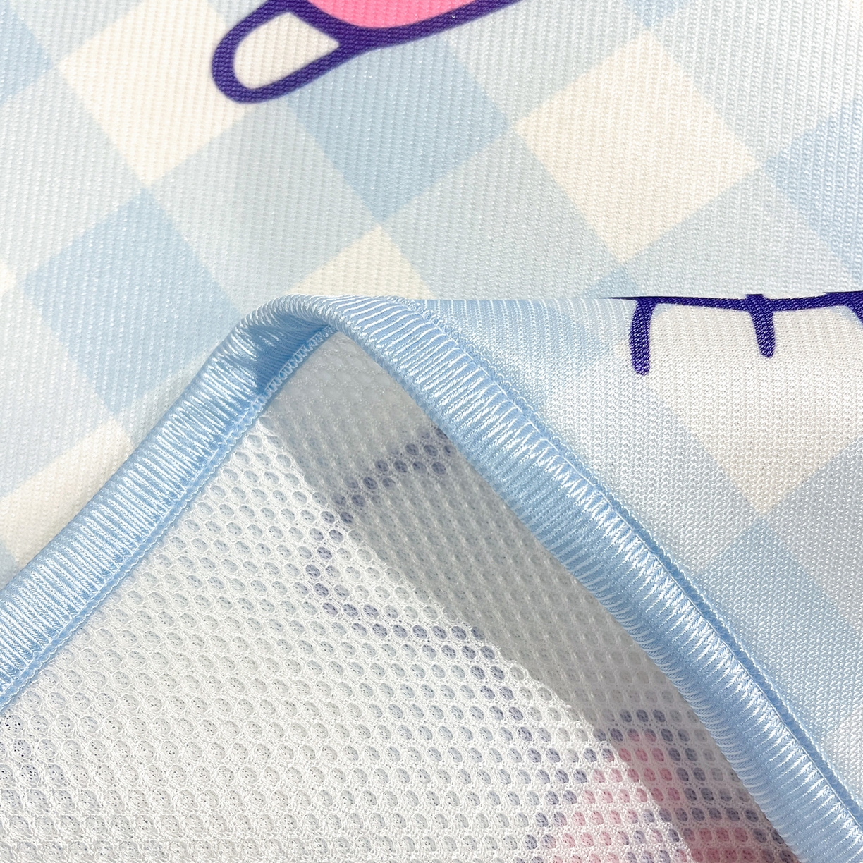 91家纺网 家纺一手货源 找家纺 暮思家居 2026新款三丽鸥正版授权数码印花A类可机洗1200D冰丝凉席三件套平铺款系列 平铺款-蓝格KT