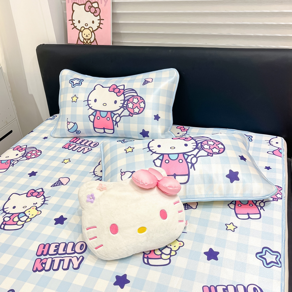 91家纺网 家纺一手货源 找家纺 暮思家居 2026新款三丽鸥正版授权数码印花A类可机洗1200D冰丝凉席三件套平铺款系列 平铺款-蓝格KT