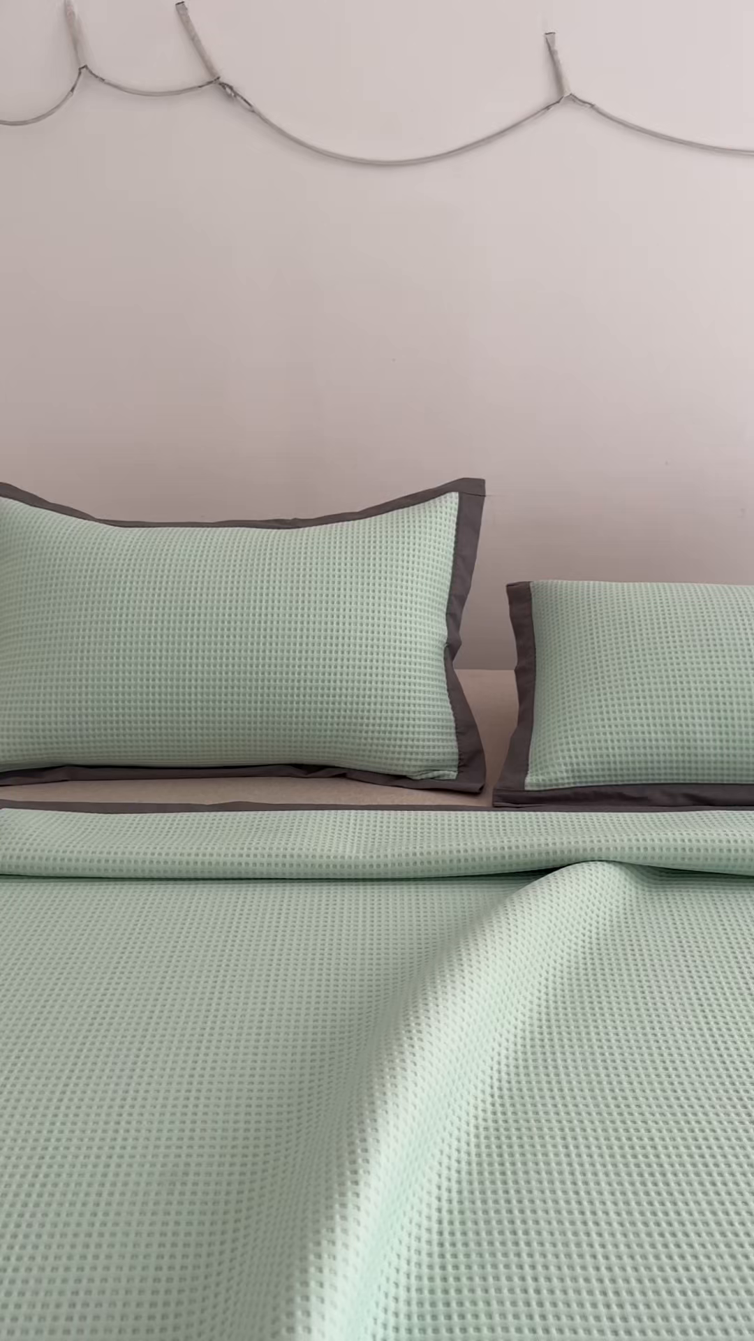 91家纺网 家纺一手货源 找家纺 耀悦家纺 2026款100%乙纶凉席pe凉感华夫格凉席加厚三明治三件套床笠床席子枕套 华夫格-水绿床席款