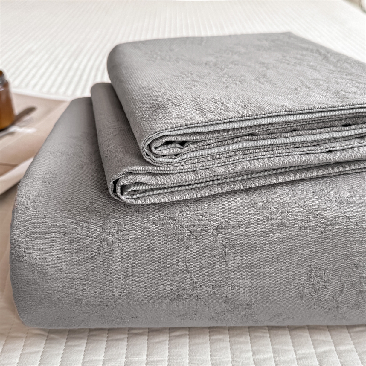 91家纺网 家纺一手货源 找家纺 （总）灰鲸 2026新款全棉简约三层纱色织提花单品床单