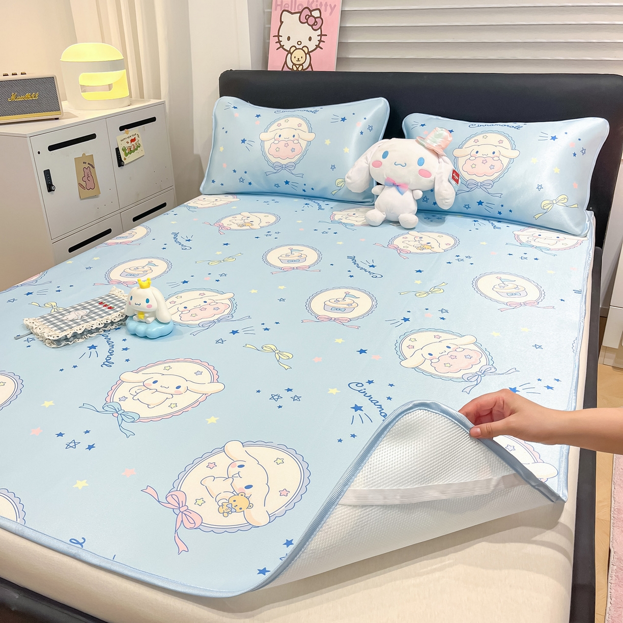 91家纺网 家纺一手货源 找家纺 暮思家居 2026新款三丽鸥正版授权数码印花A类可机洗1200D冰丝凉席三件套平铺款系列 平铺款-蓝色玉桂狗