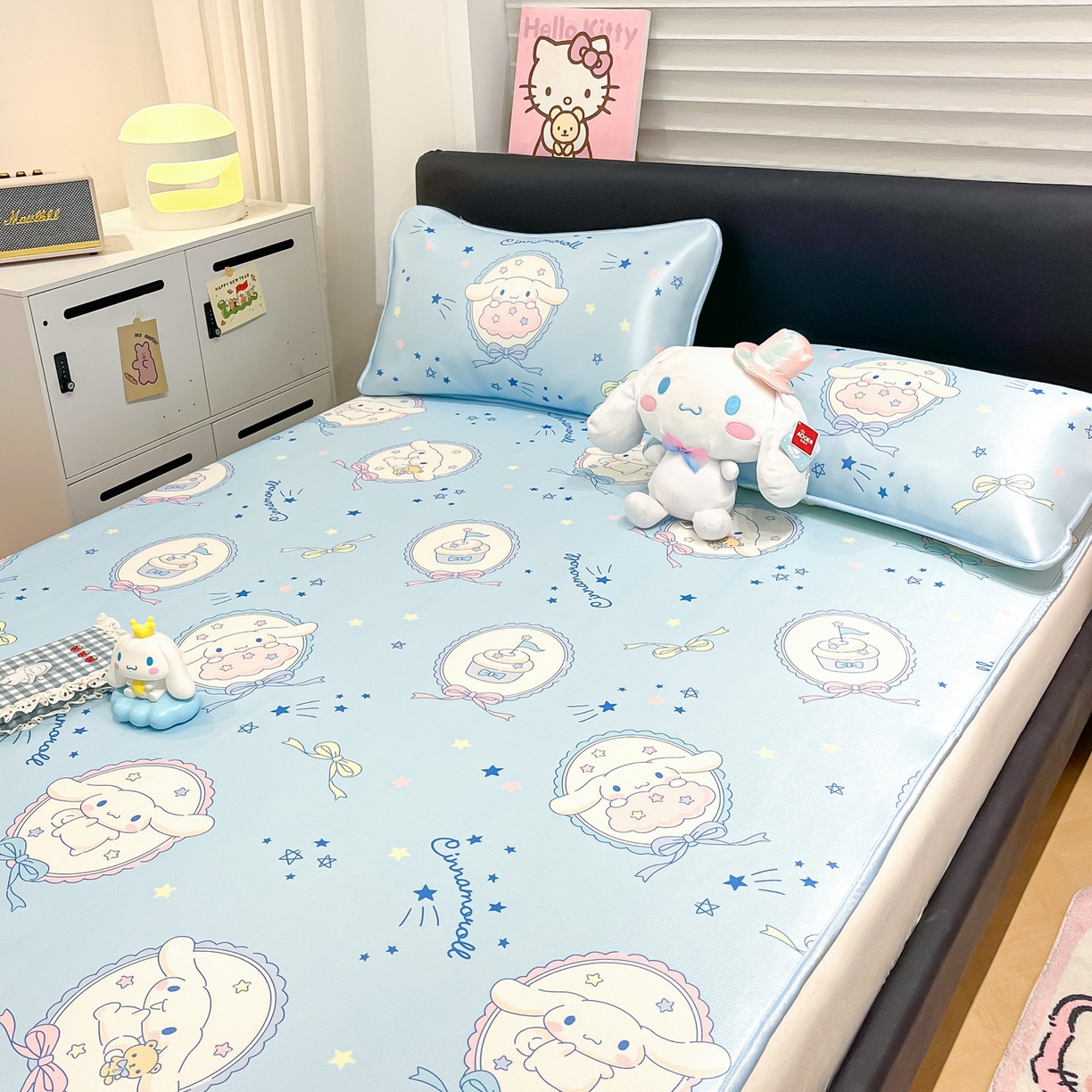 91家纺网 家纺一手货源 找家纺 暮思家居 2026新款三丽鸥正版授权数码印花A类可机洗1200D冰丝凉席三件套平铺款系列 平铺款-蓝色玉桂狗