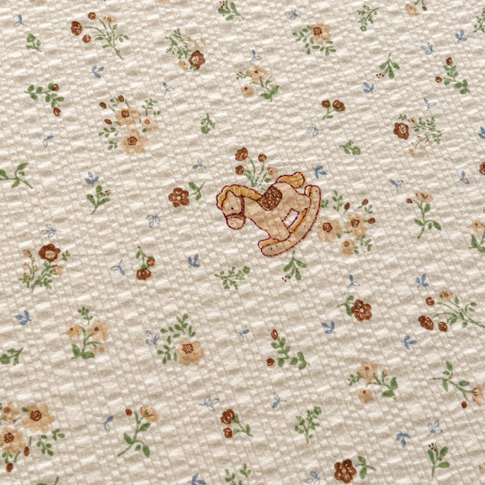 91家纺网 家纺一手货源 找家纺 几禾 2026新款高克重泡芙纱~印花款（单床单）-110g CD-木马小花团