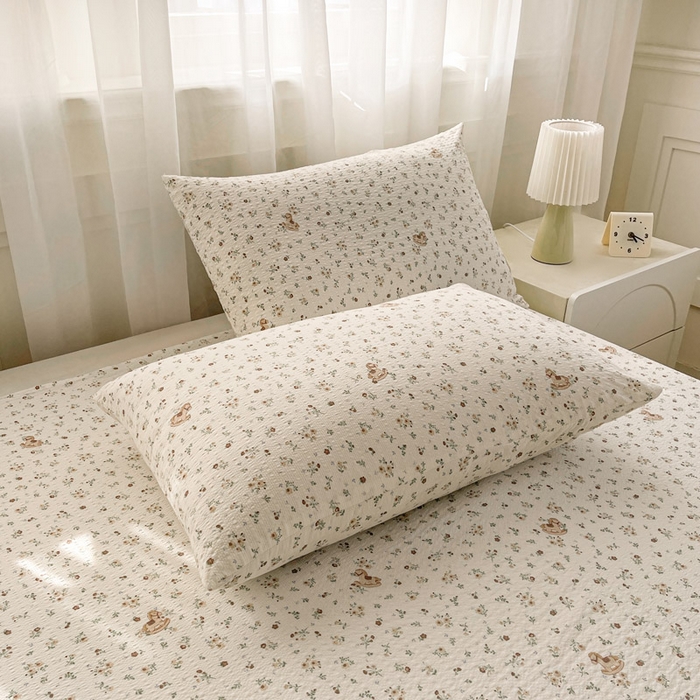 91家纺网 家纺一手货源 找家纺 几禾 2026新款高克重泡芙纱~印花款（单床单）-110g CD-木马小花团