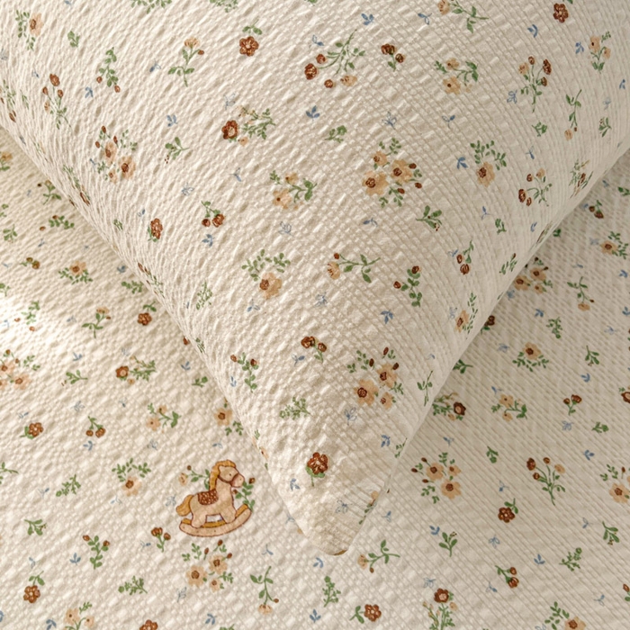 91家纺网 家纺一手货源 找家纺 几禾 2026新款高克重泡芙纱~印花款（单床单）-110g CD-木马小花团