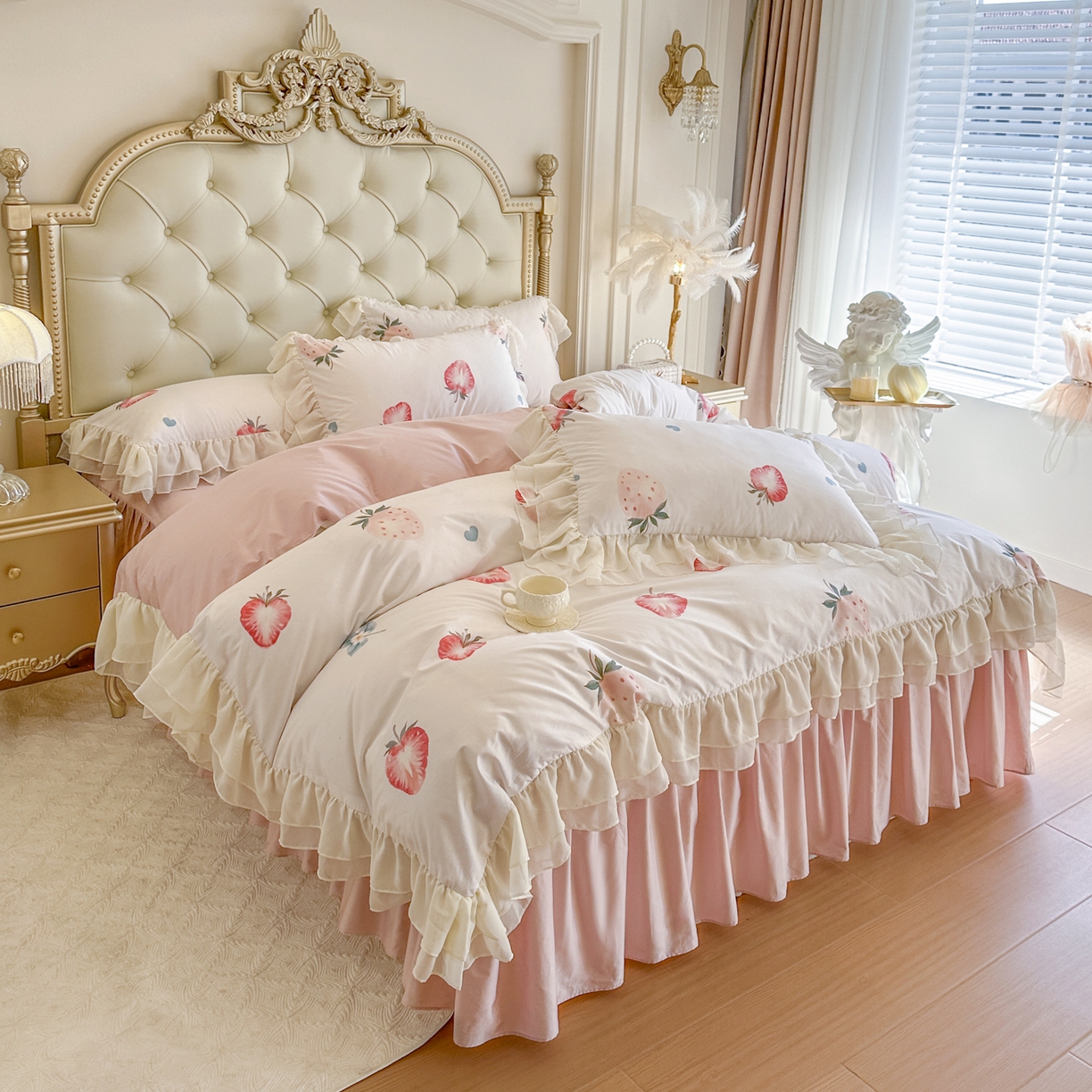 91家纺网 家纺一手货源 找家纺 亲亲公主 2026新款全棉纯棉蕾丝花边小清新印花床裙四件套 花遇草莓