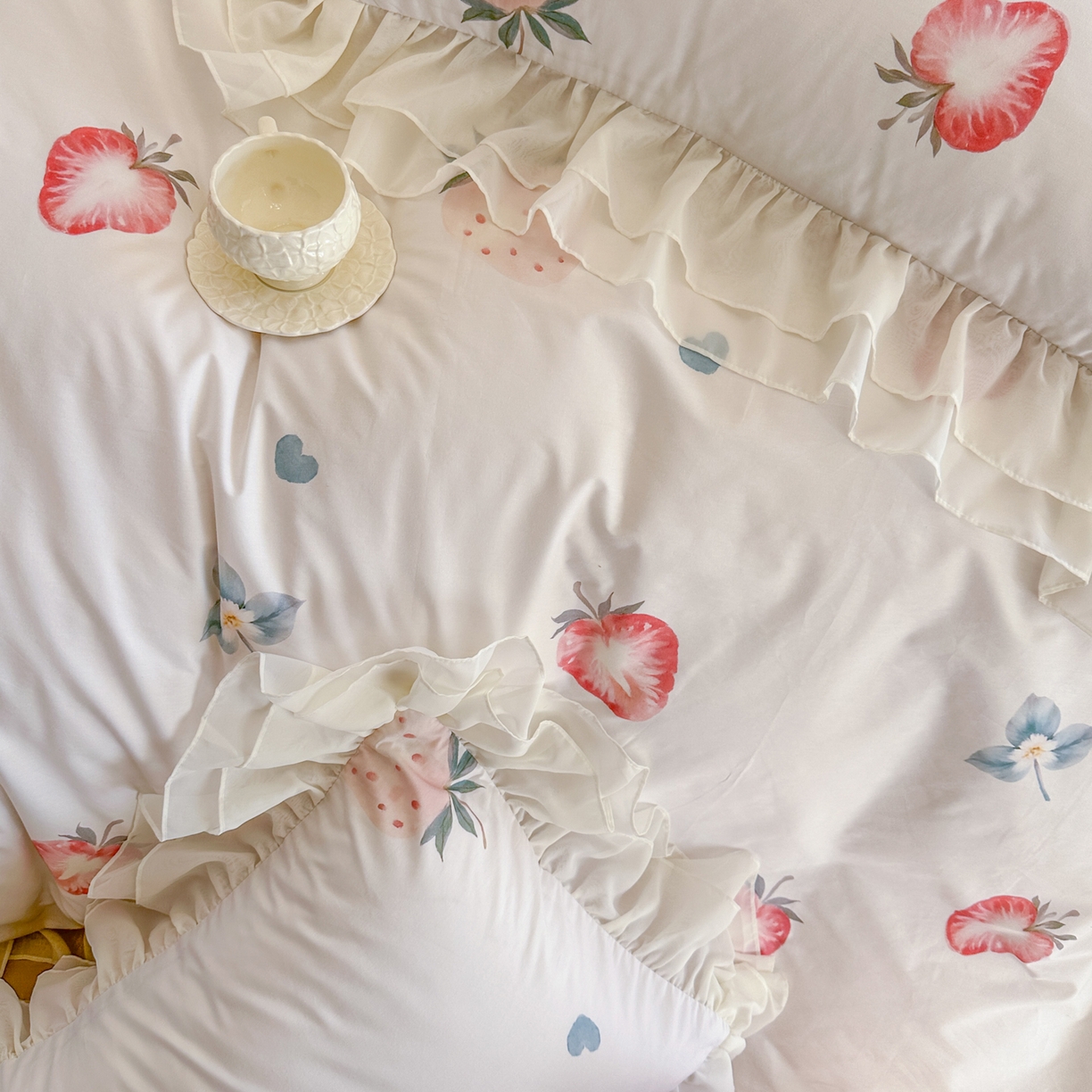 91家纺网 家纺一手货源 找家纺 亲亲公主 2026新款全棉纯棉蕾丝花边小清新印花床裙四件套 花遇草莓