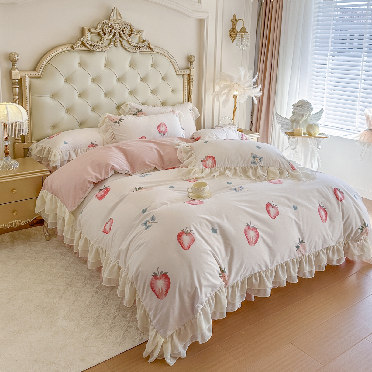 91家纺网 家纺一手货源 找家纺 亲亲公主 2026新款全棉纯棉蕾丝花边小清新印花床裙四件套 花遇草莓