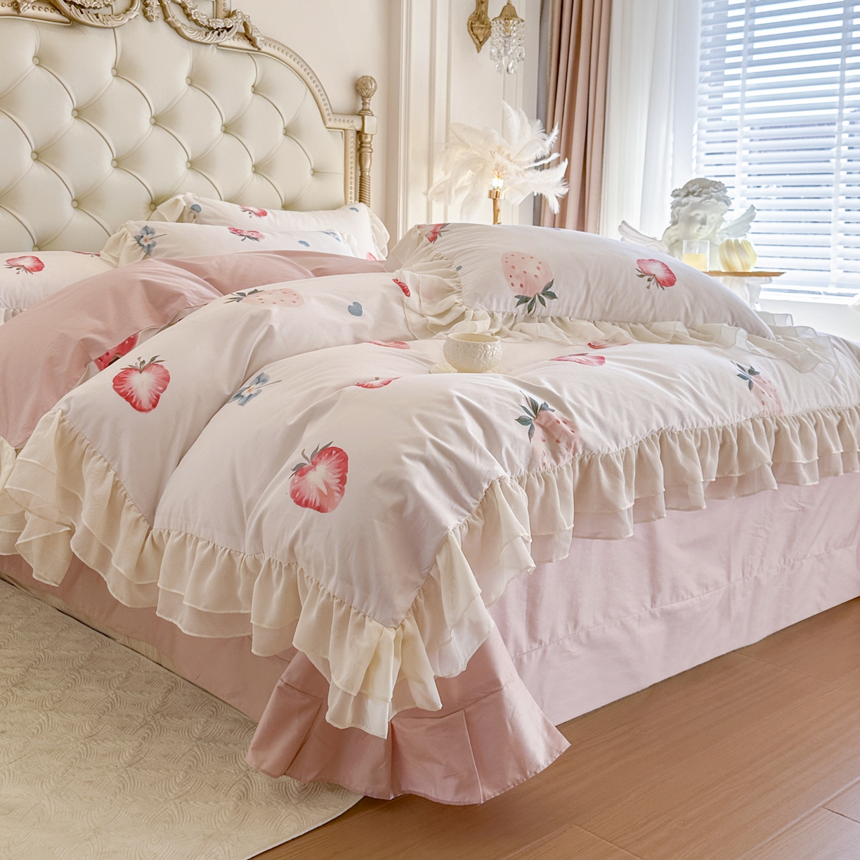 91家纺网 家纺一手货源 找家纺 亲亲公主 2026新款全棉纯棉蕾丝花边小清新印花床裙四件套 花遇草莓