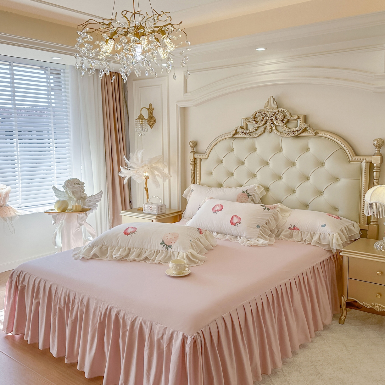 91家纺网 家纺一手货源 找家纺 亲亲公主 2026新款全棉纯棉蕾丝花边小清新印花床裙四件套 花遇草莓