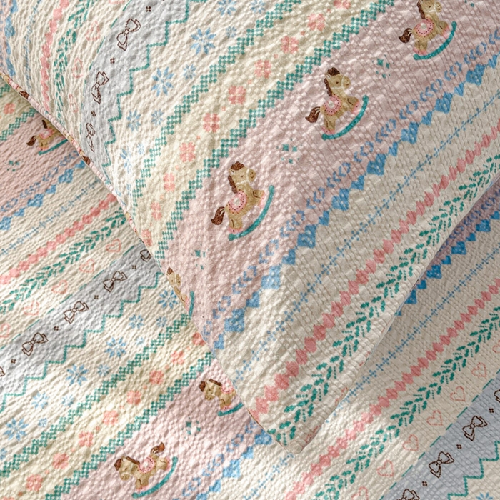 91家纺网 家纺一手货源 找家纺 几禾 2026新款高克重泡芙纱~印花款（单床单）-110g CD-甜心木马卷