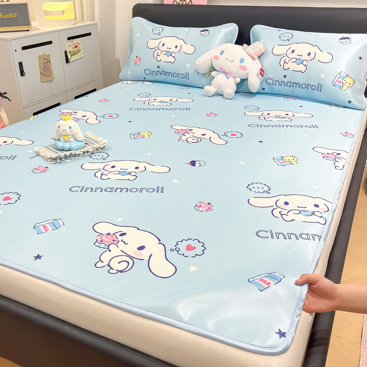 91家纺网 家纺一手货源 找家纺 暮思家居 2026新款三丽鸥正版授权数码印花A类可机洗1200D冰丝凉席三件套平铺款系列 平铺款-甜品玉桂狗